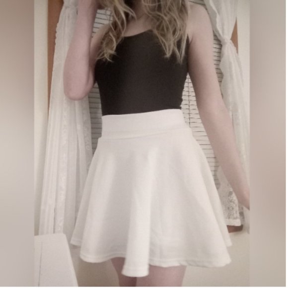 DJT - White Circle / Skater / Flared Skirt w/built in shorts underneath - Picture 10 of 10